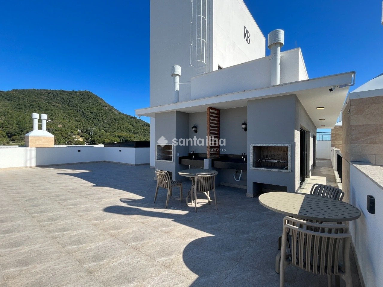 Balcony with a grill in a 2-bedroom apartment, 59 m² — photo 21