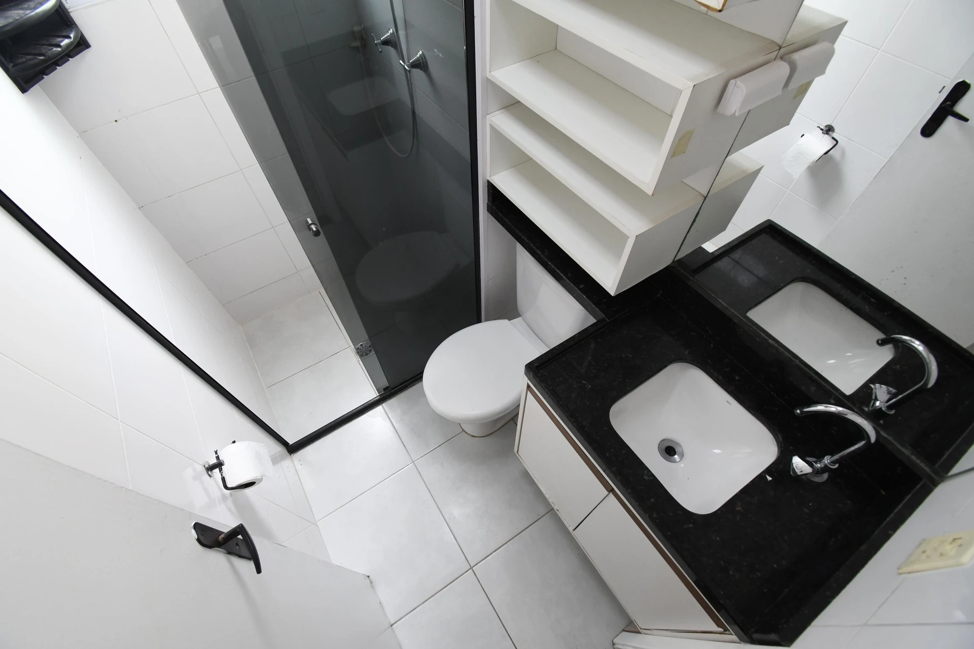 2-bedroom apartment in a building with a gym — photo 28
