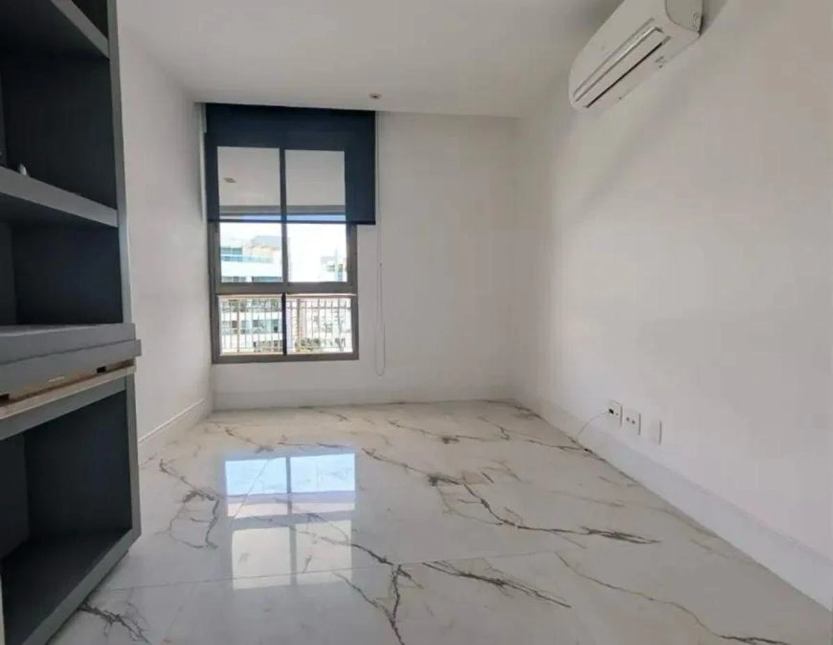 4-bedroom apartment with a mountain view — photo 8