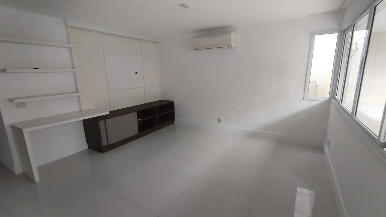 Balcony with a grill in a 5-bedroom house, 220 m² — photo 18