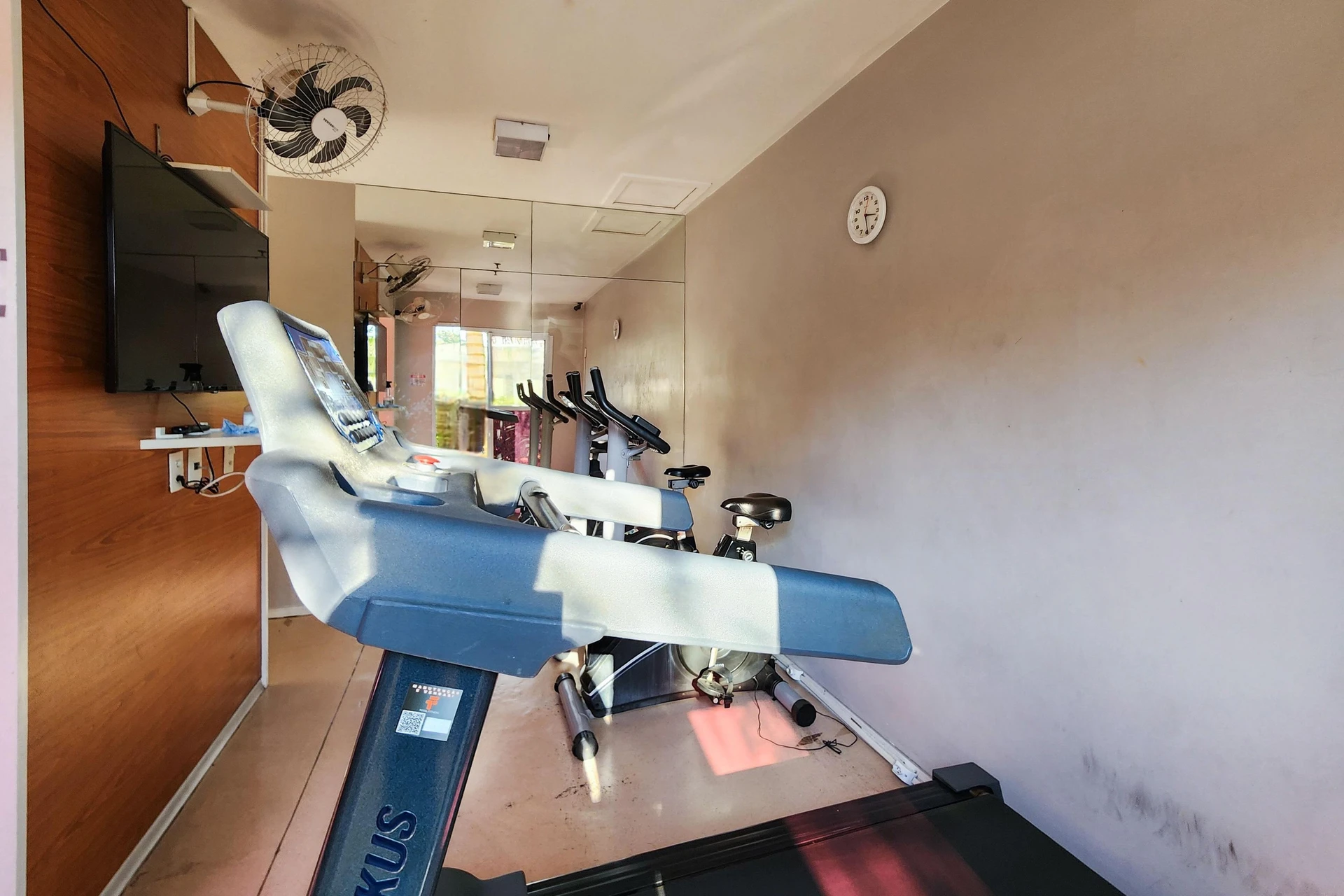2-bedroom apartment in a building with a gym — photo 14