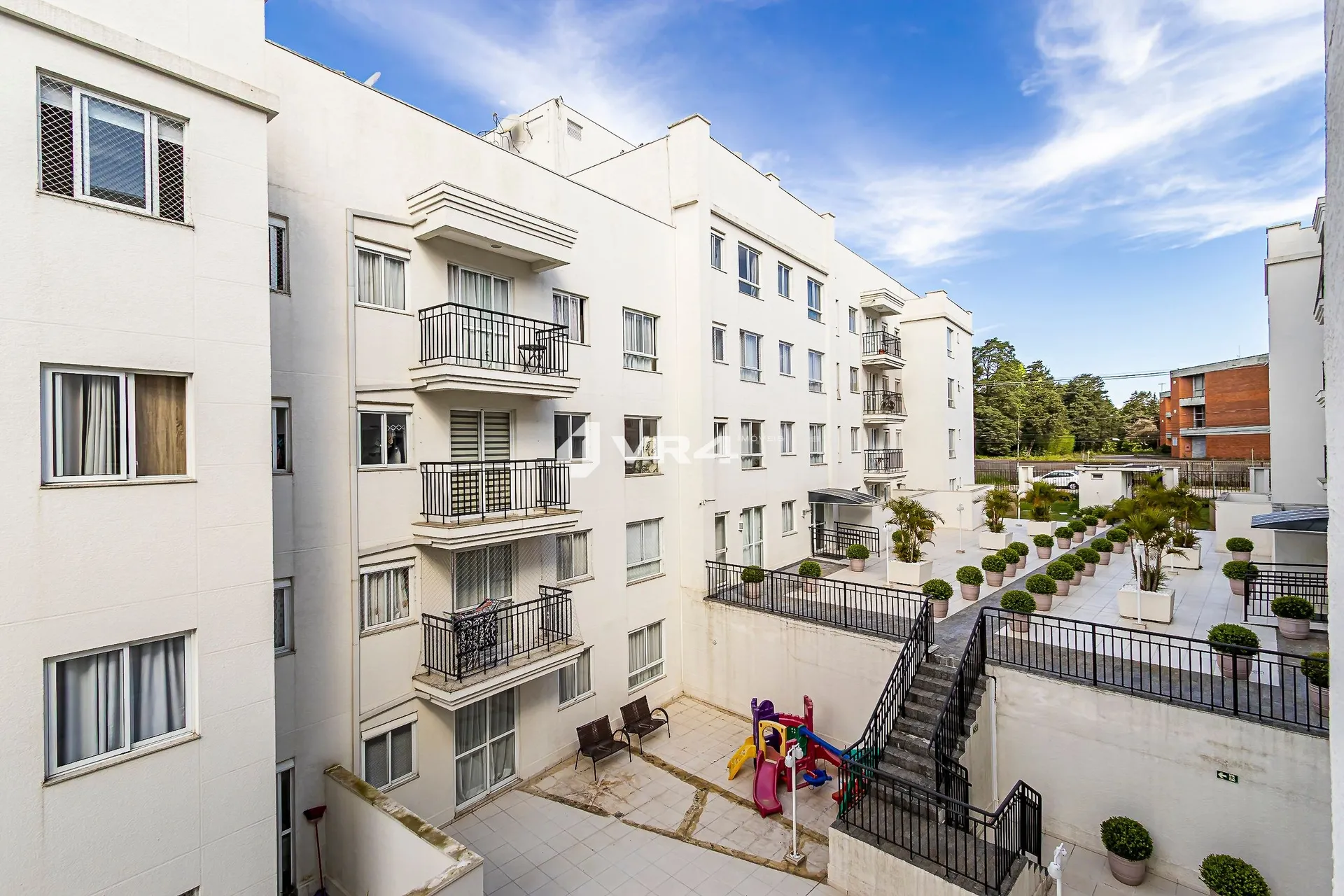 Balcony with a grill in a 2-bedroom apartment, 70 m² — photo 25