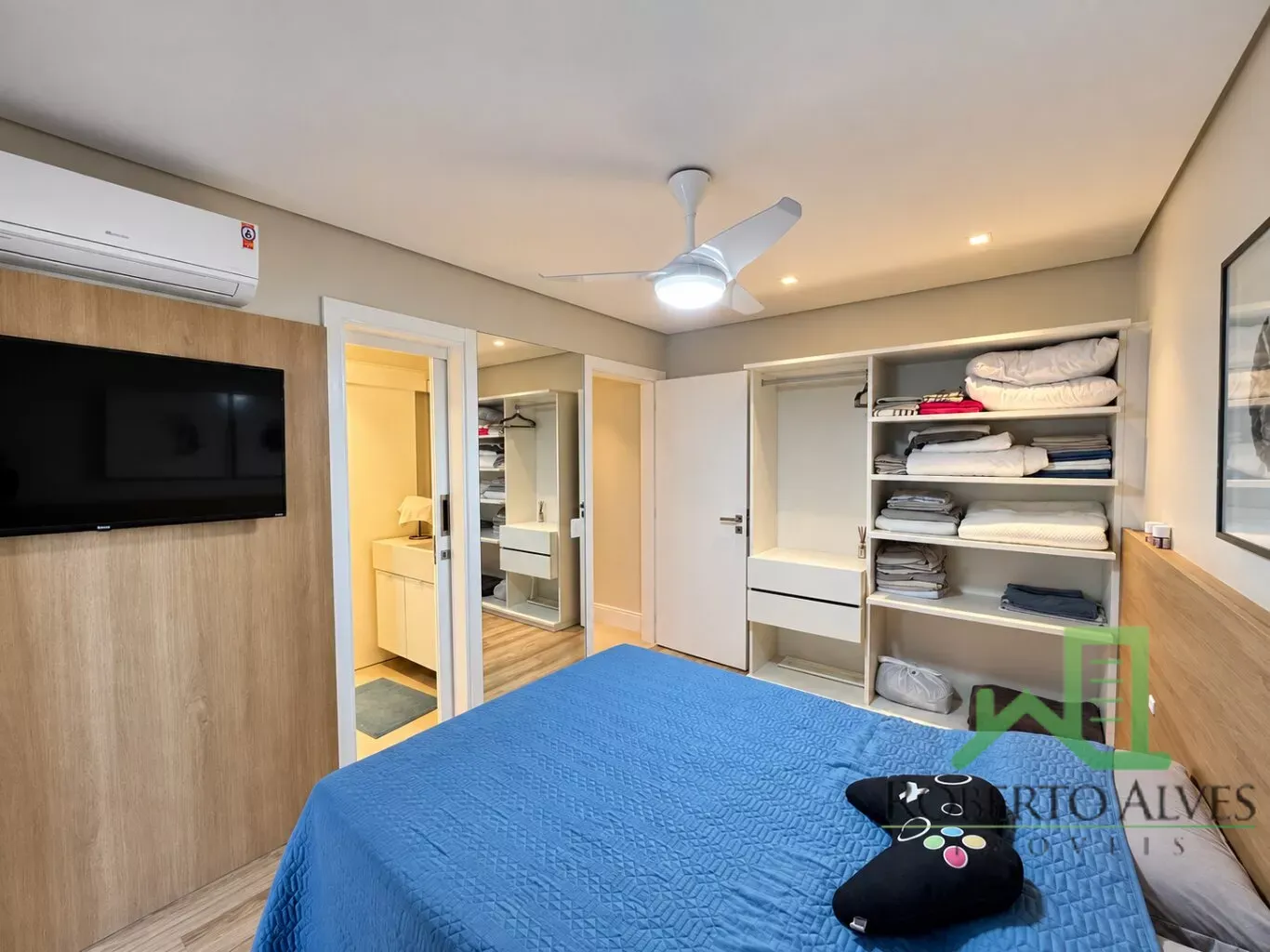 Furnished apartment, 240 m², with floor-to-ceiling windows — photo 24
