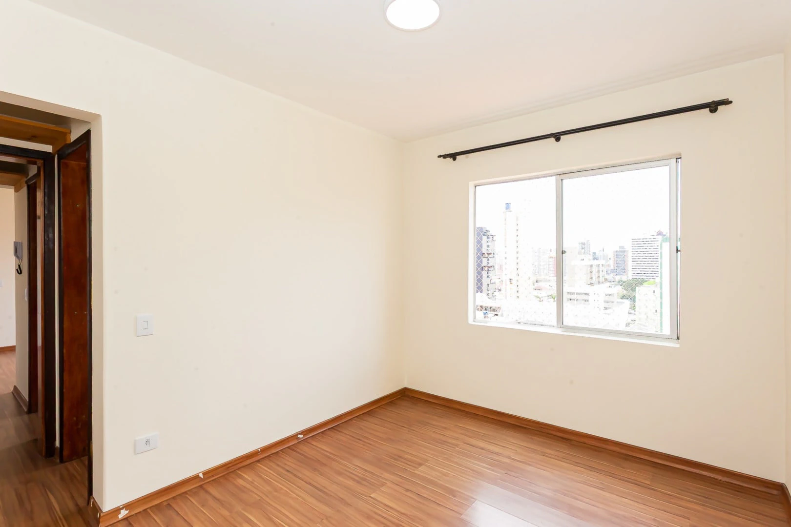Дерев'яна підлога або ламінат та 1 спальня: квартира 44 м² — photo 20