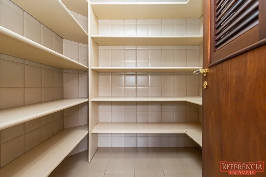 Condo house with 3 bedrooms and a closed kitchen — photo 31
