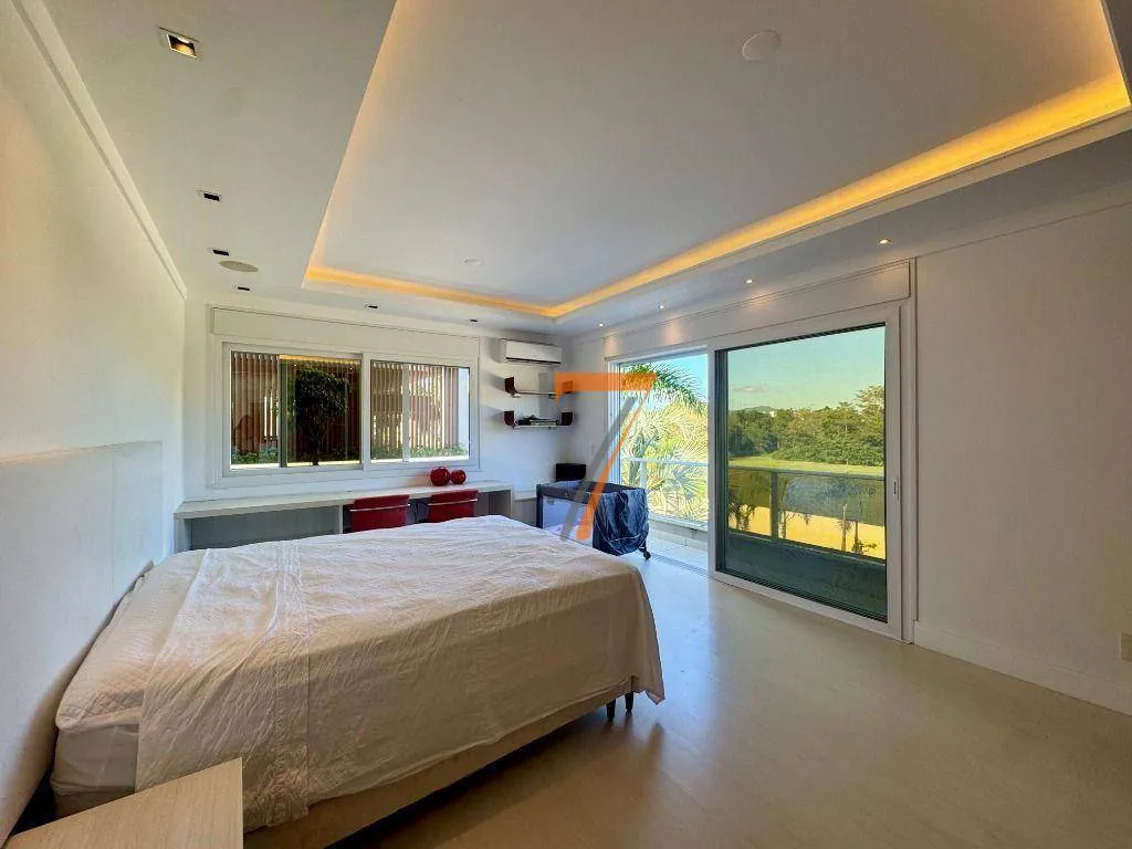 Furnished house with 8 bedrooms and 11 bathrooms — photo 15