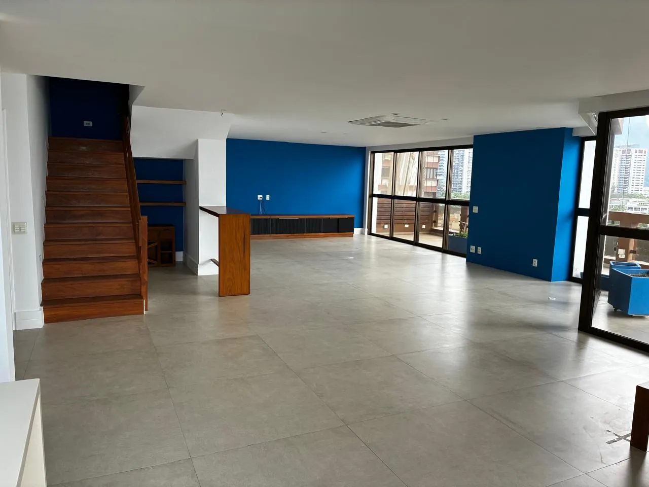 Unfurnished apartment with 3 bedrooms and open-plan kitchen — photo 3