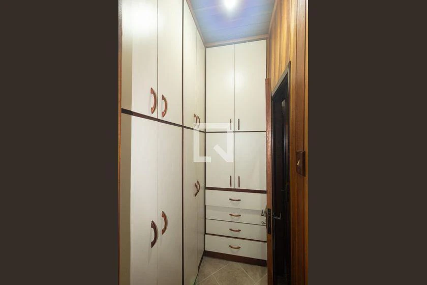 Walk-in closet in a 4-bedroom house, 250 m² — photo 15