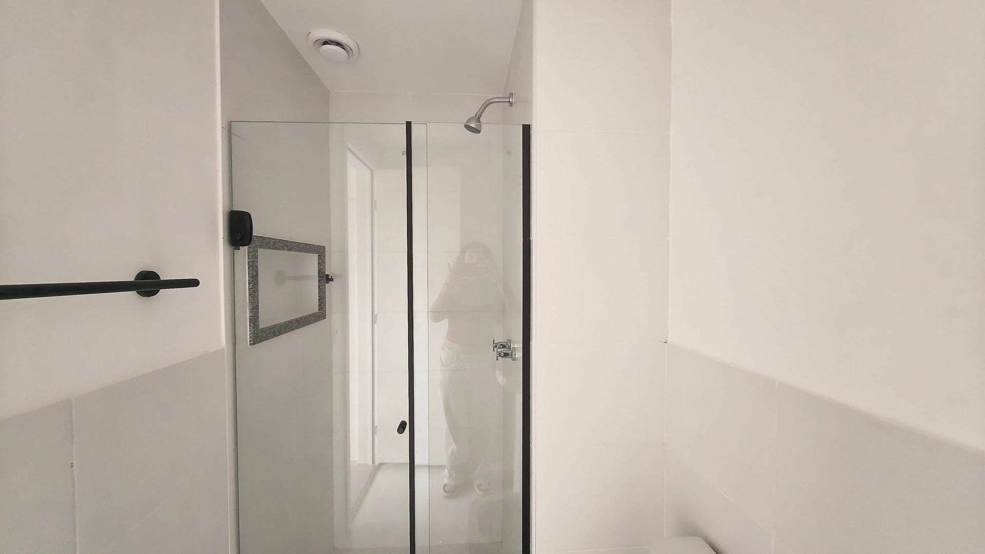 Unfurnished apartment with 2 bedrooms and open-plan kitchen — photo 17