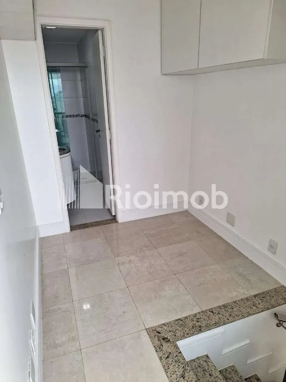 3-bedroom duplex with a glass-enclosed balcony — photo 7