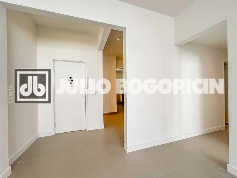 Walk-in closet in a 3-bedroom apartment, 110 m² — photo 25