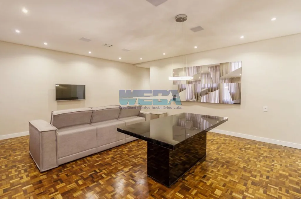 3-bedroom apartment with a walk-in closet