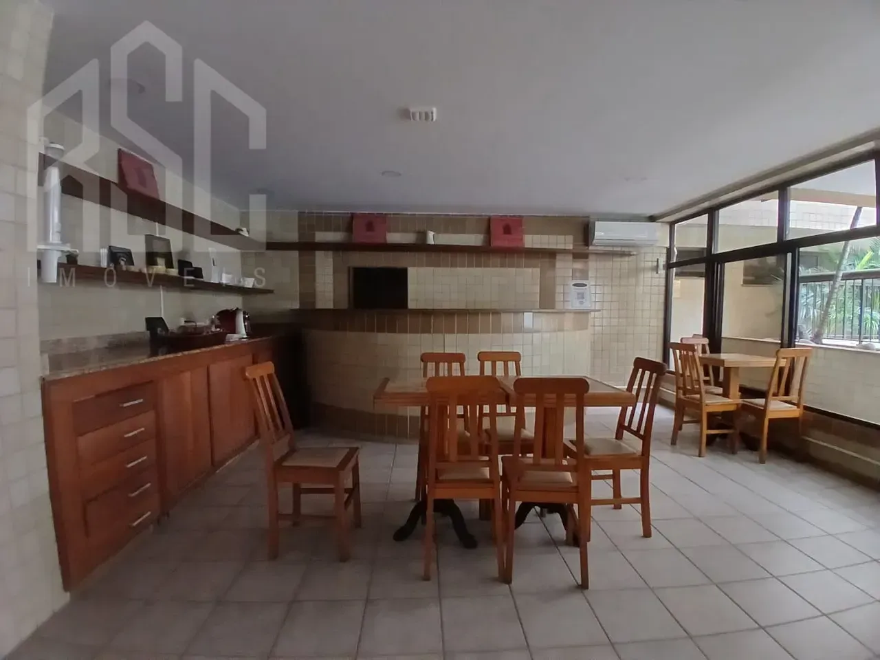 Balcony with a grill in a 2-bedroom apartment, 153 m² — photo 22
