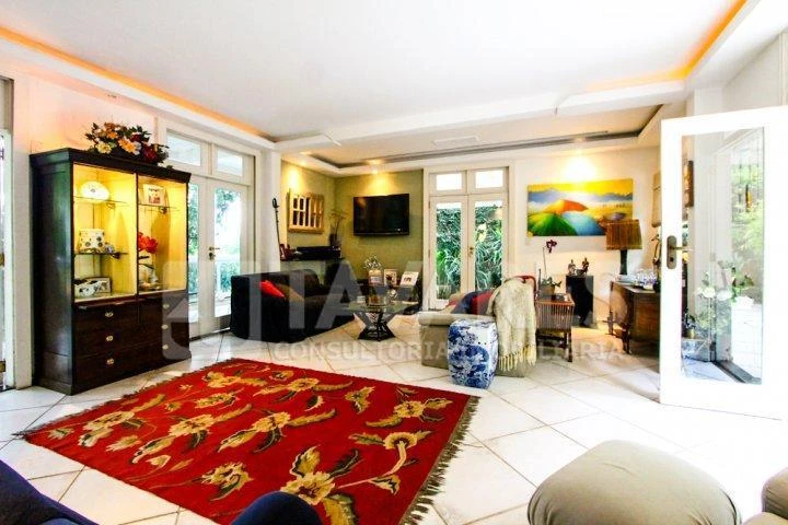 Furnished house with 6 bedrooms, 327 m² and 5 baths — photo 3