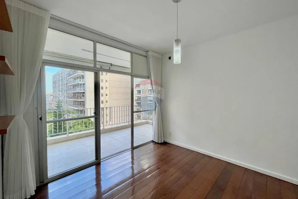 3-bedroom apartment with a mountain view in Rio de Janeiro — photo 34