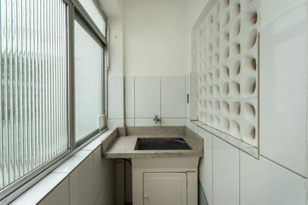 One-bedroom apartment with a washing machine — photo 12