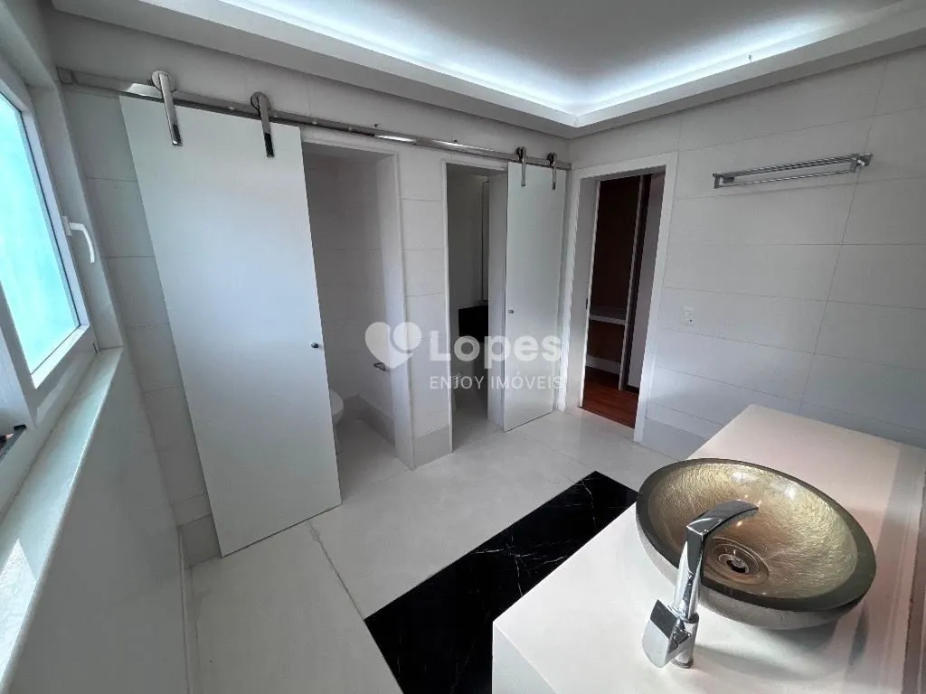 Unfurnished house with 7 bedrooms and 10 bathrooms — photo 19