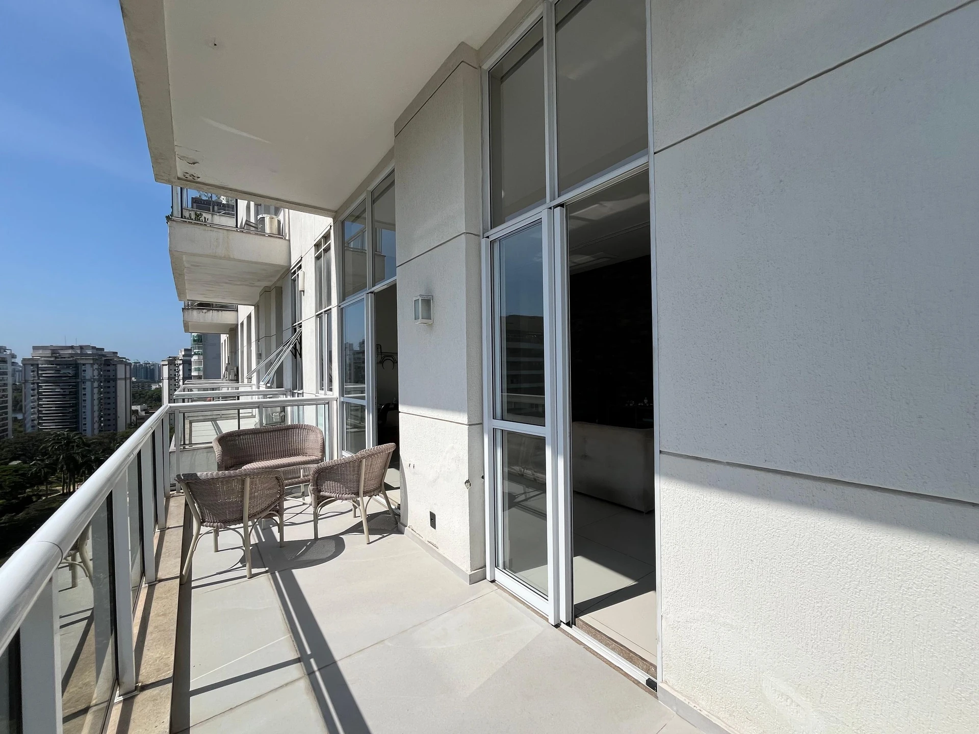 One-bedroom apartment with floor-to-ceiling windows — photo 25
