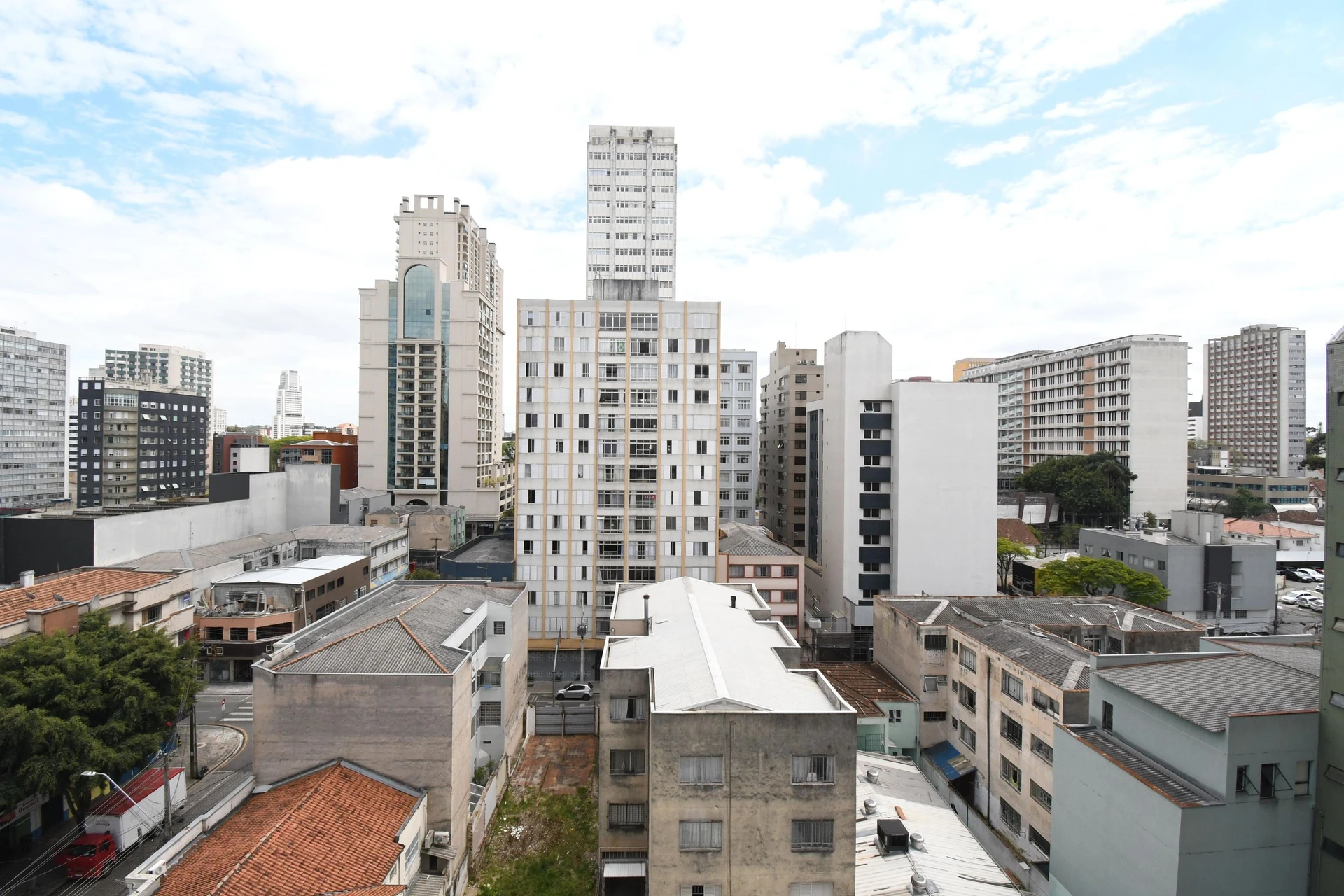 Glass-enclosed balcony in a one-bedroom apartment, 33 m² — photo 3