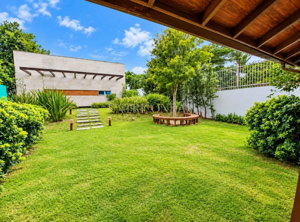 700 m² house with a bathtub and a fireplace — photo 10