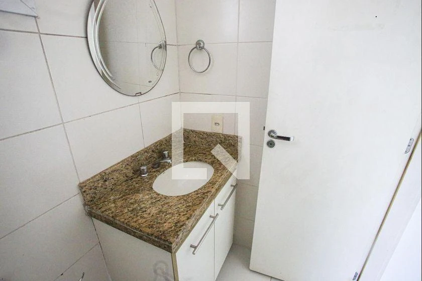 Balcony with a grill in a 3-bedroom apartment, 131 m² — photo 39