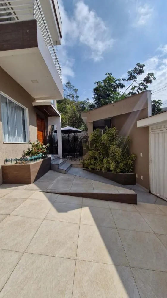House with 3 bedrooms and an open-plan gas kitchen — photo 3