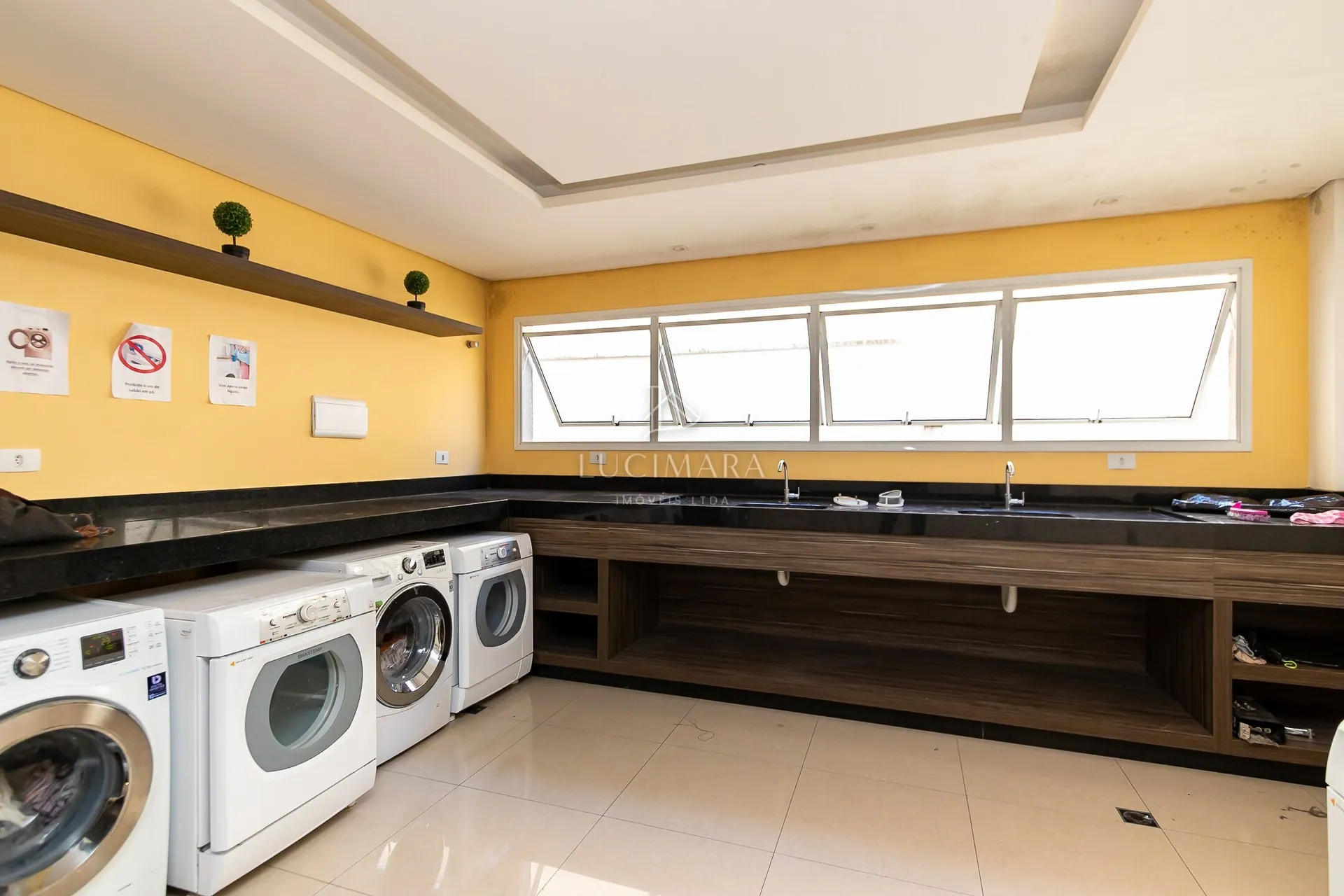 Furnished 1-bedroom apartment with open-plan kitchen — photo 27