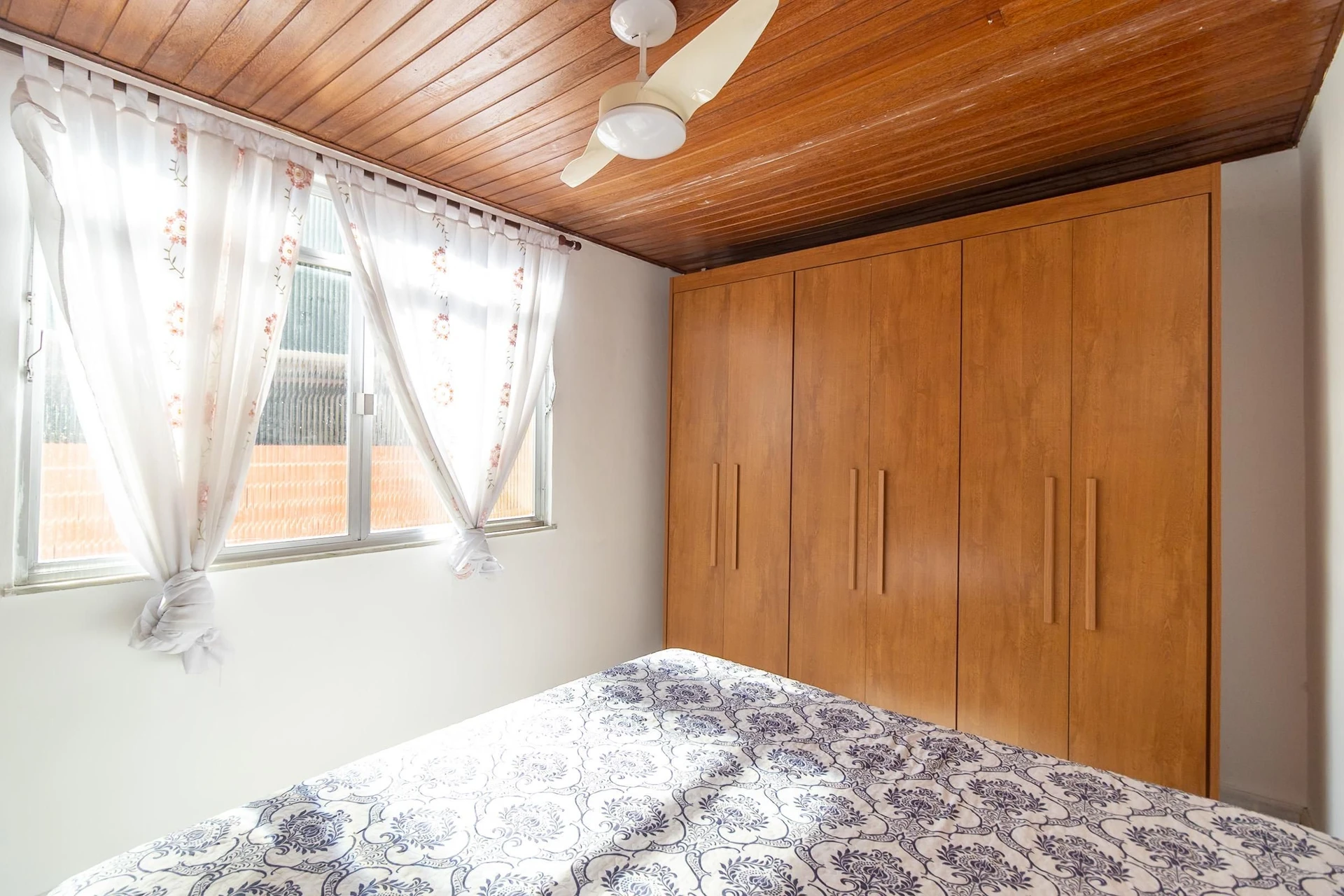 Furnished 4-bedroom apartment with balcony and desk area — photo 5