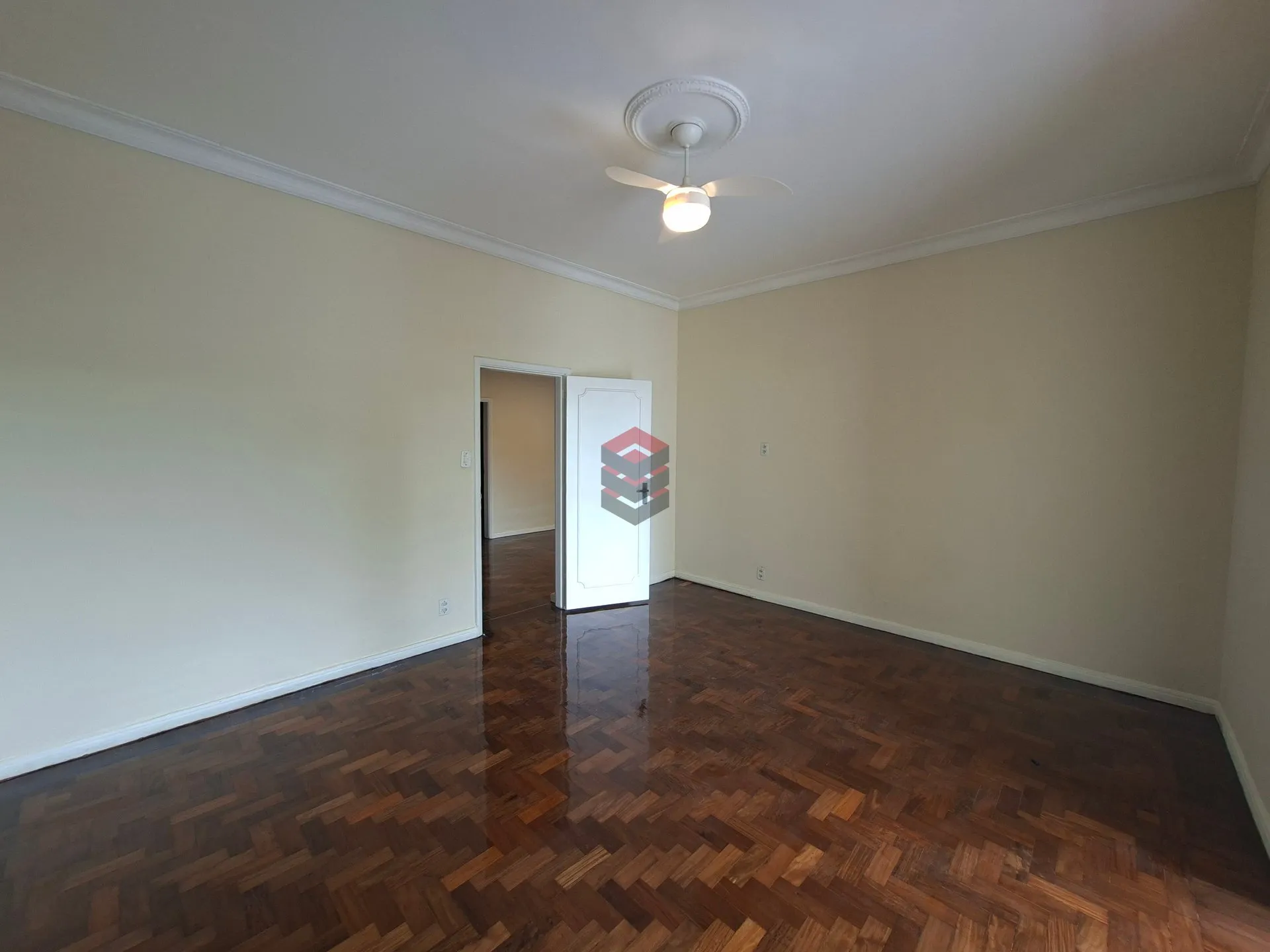 Apartment, 159 m², with wood or laminate floors — photo 6