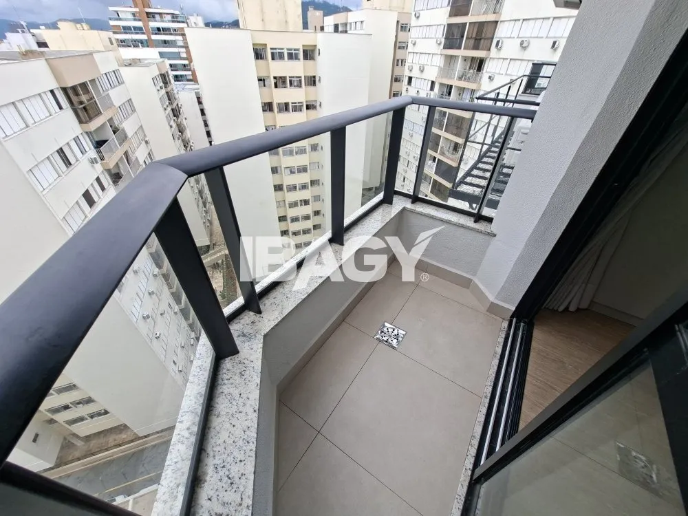 Studio with a glassed-in balcony and open-plan kitchen — photo 171