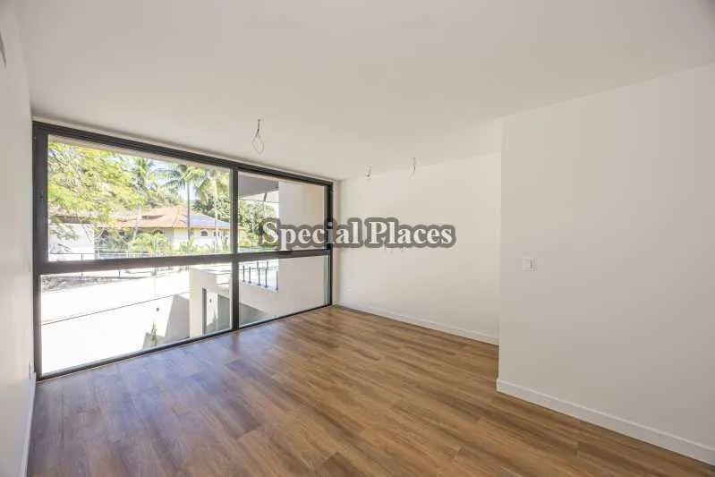 Unfurnished house with 5 bedrooms and an open-plan kitchen — photo 20