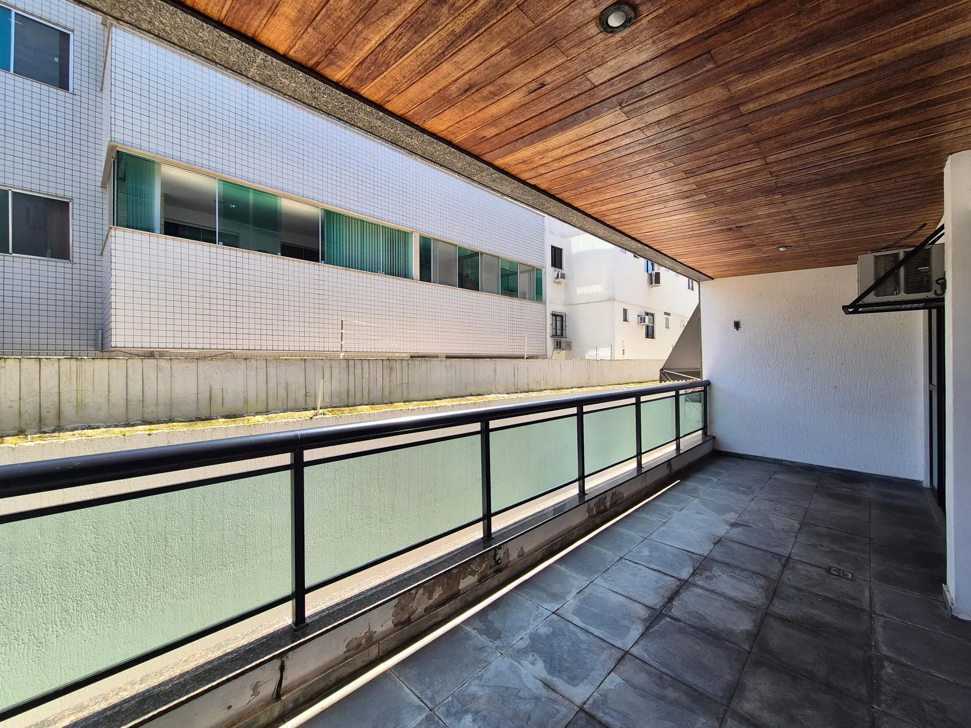 Glass-enclosed balcony in a 2-bedroom apartment, 84 m² — photo 26