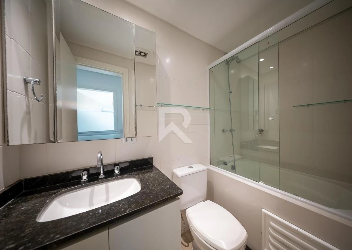 192 m² apartment with floor-to-ceiling windows and a bathtub — photo 18
