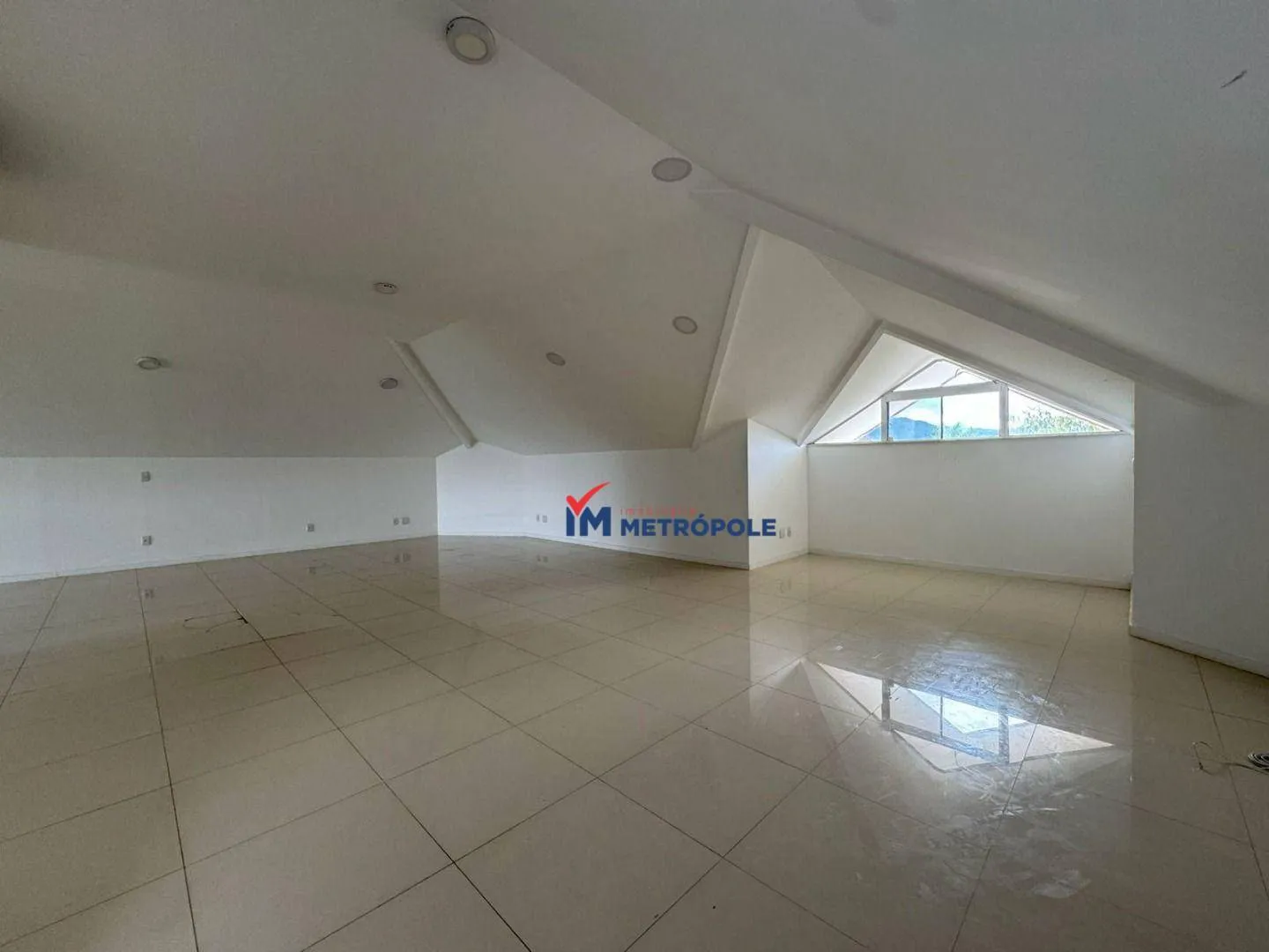 5 quartos e janelas do piso ao teto: casa de 600 m² — photo 30