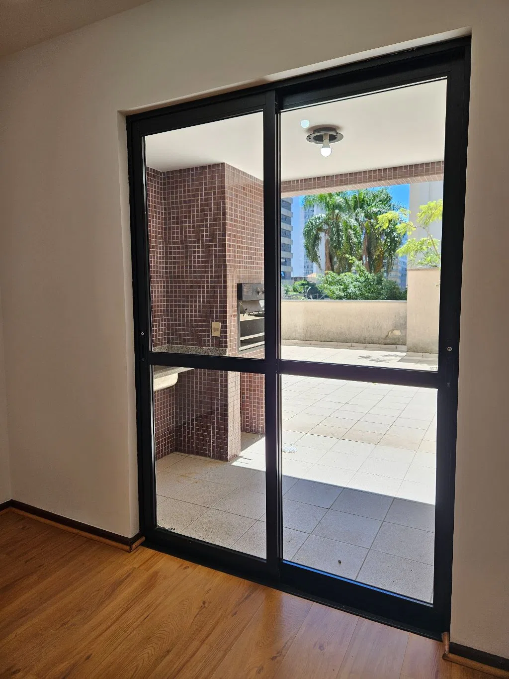 Balcony with a grill in a one-bedroom apartment, 62 m²