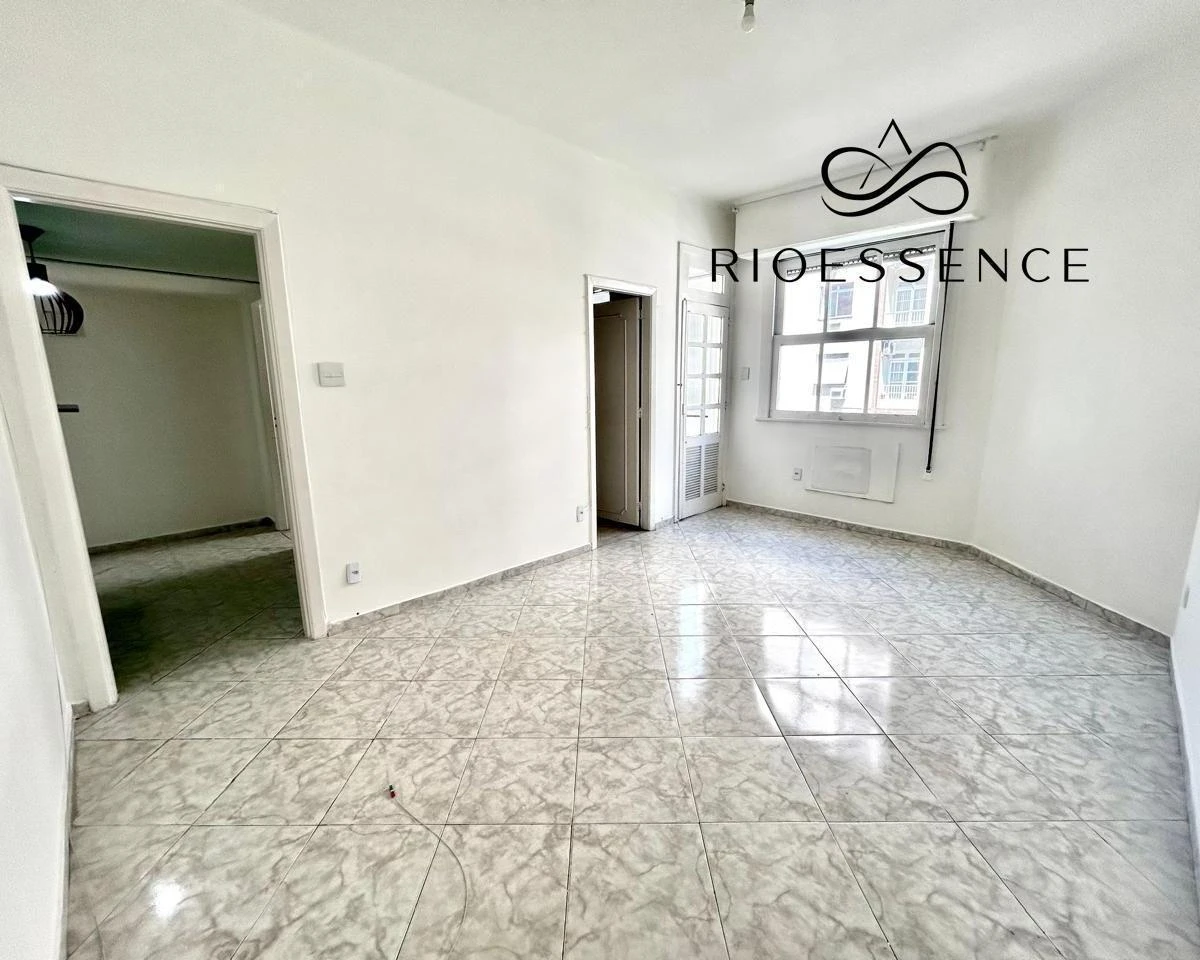 Glass-enclosed balcony in a one-bedroom apartment, 48 m² — photo 12
