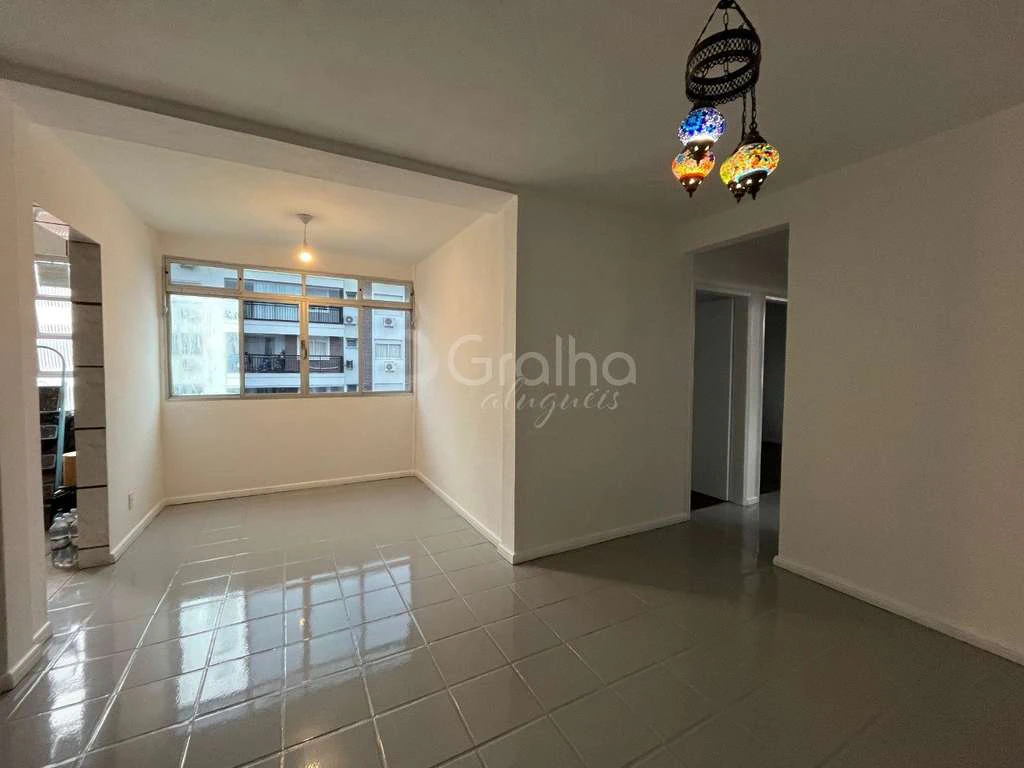 3-bedroom apartment with a gas stove kitchen