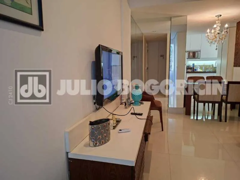 Unfurnished apartment with open-plan kitchen and 2 bedrooms — photo 12
