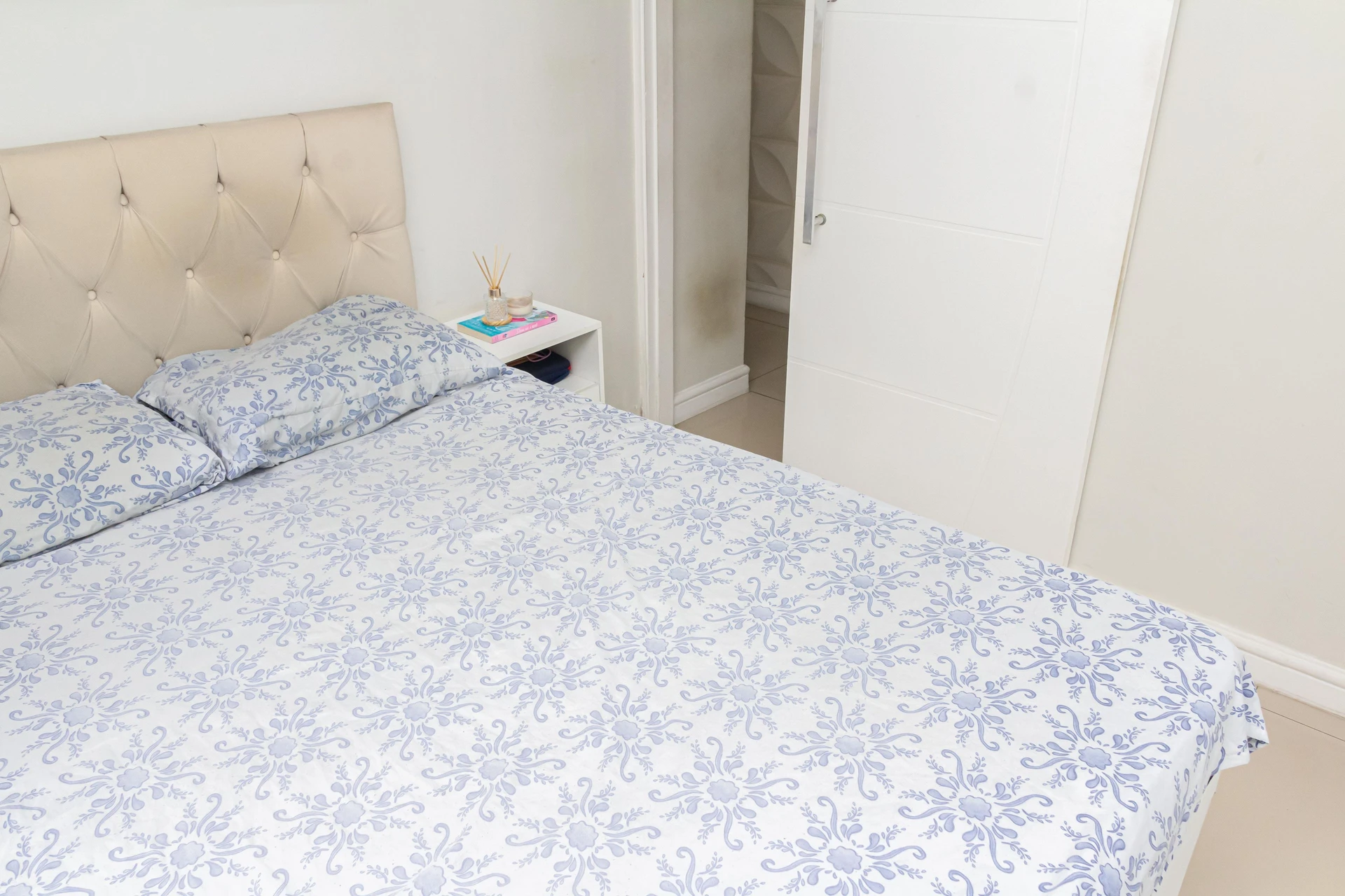 Apartamento mobiliado de 2 quartos em condomínio com piscina — photo 8