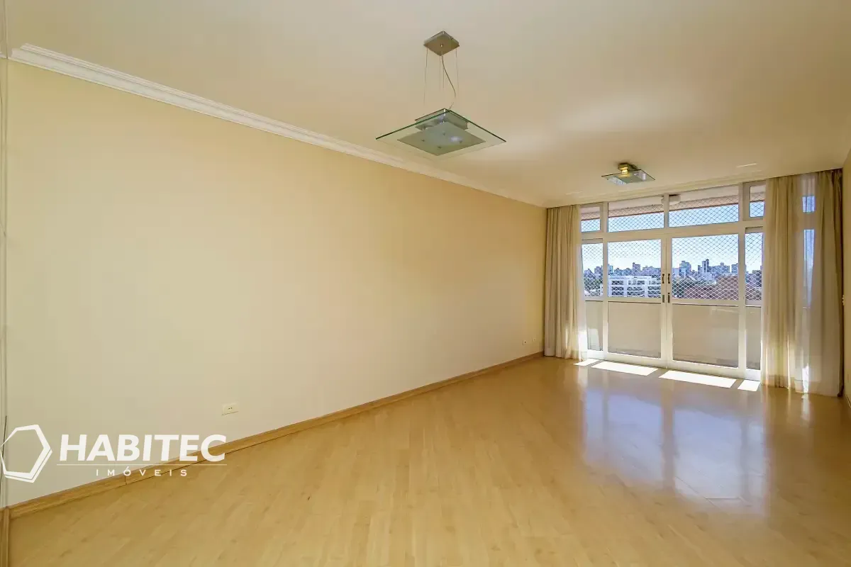 4-bedroom apartment with 2 bathrooms and a balcony — photo 7