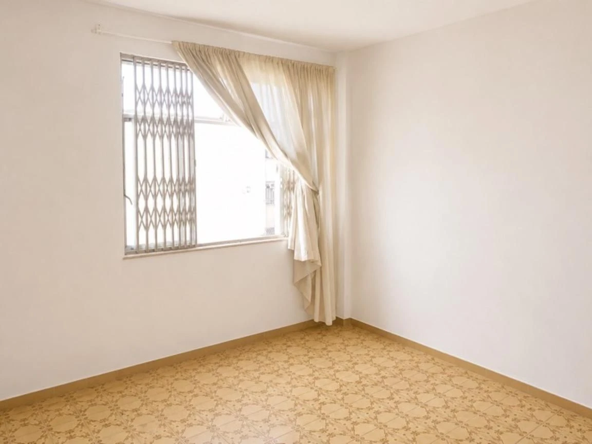 Apartamento com 2 quartos e banheiro com box de vidro — photo 28