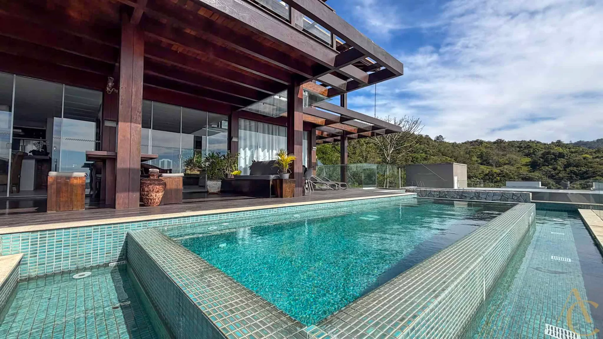 Furnished house, 689 m², with a grill on the balcony — photo 54