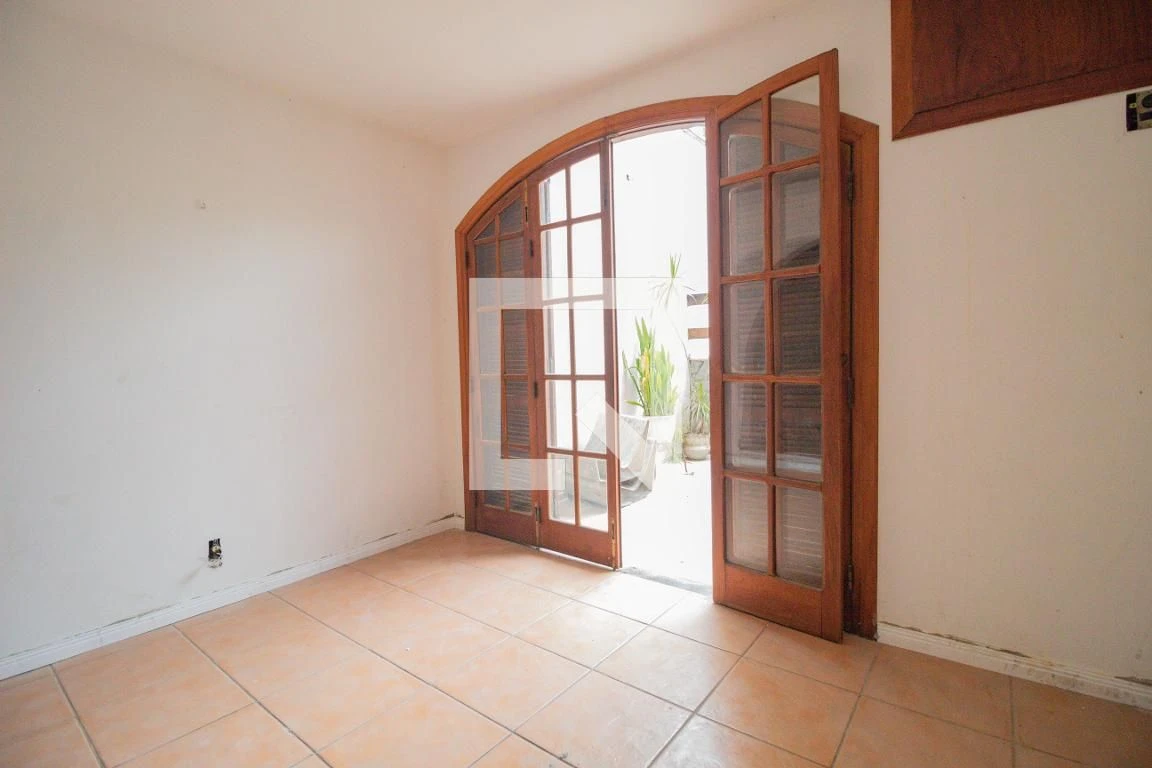 Casa com 4 quartos e 6 banheiros, com cozinha independente — photo 2