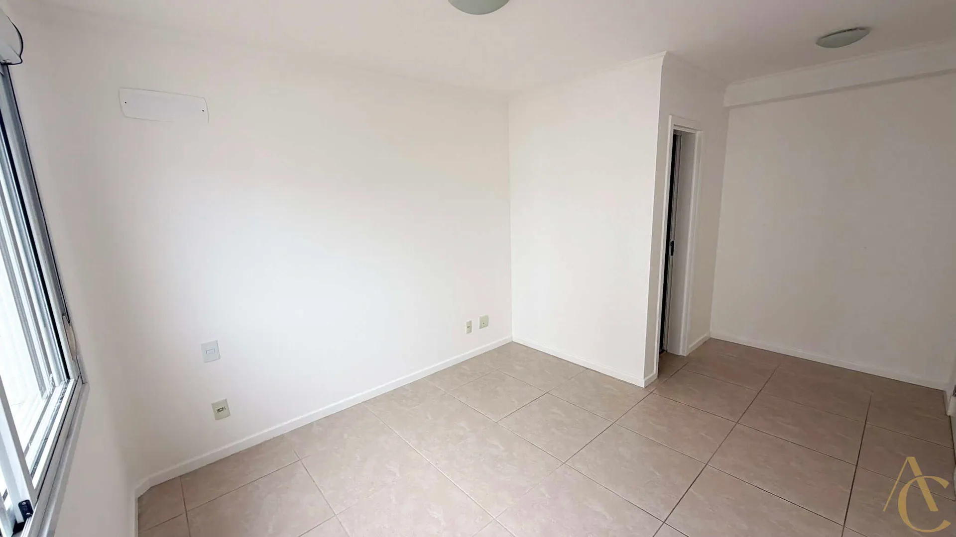 Balcony with a grill in a 3-bedroom apartment, 97 m² — photo 34