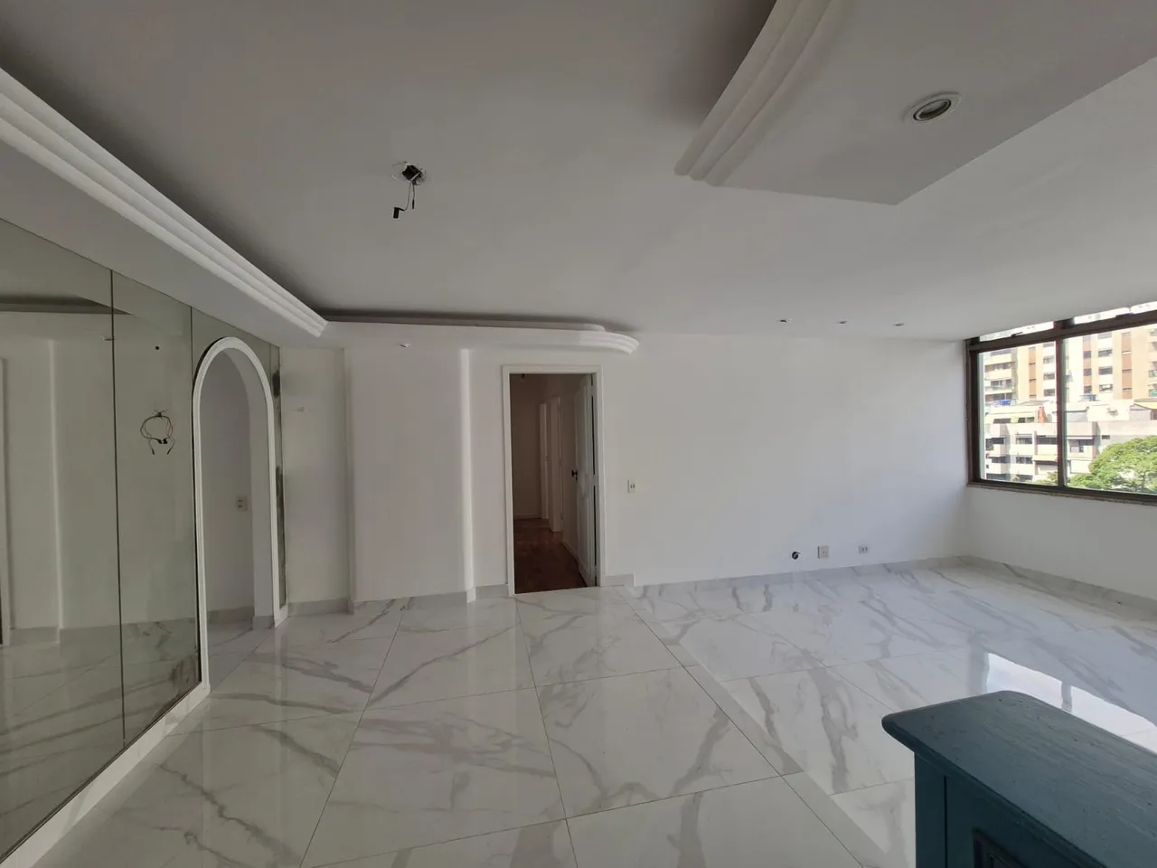 3-bedroom apartment with 3 bathrooms and city views — photo 2