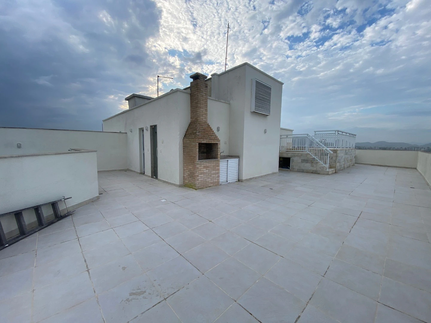 4-bedroom apartment with a mountain view in Rio de Janeiro — photo 14