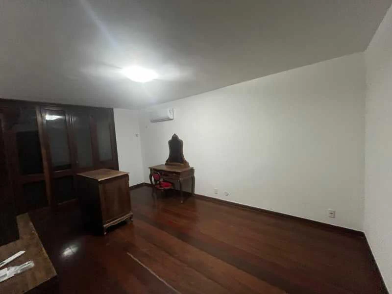 Balcony with a grill in a 4-bedroom house, 420 m² — photo 29