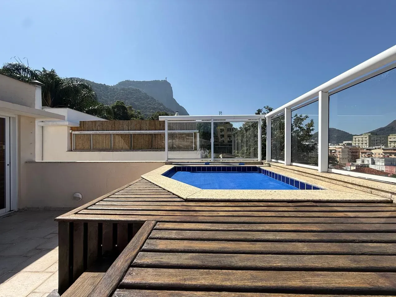 Furnished 470 m² house with 4 en-suite bedrooms and pool — photo 11