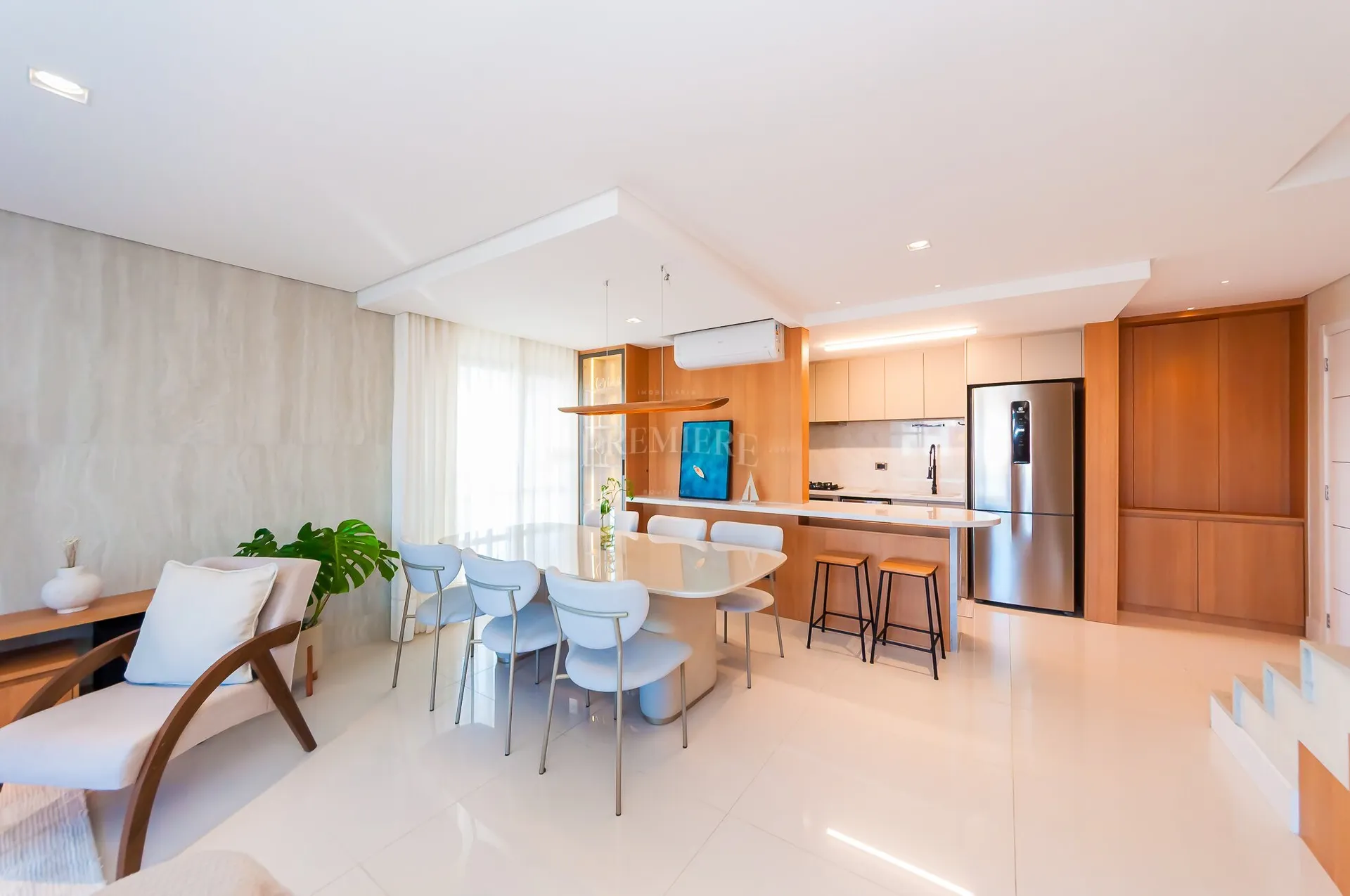 Furnished apartment, 151 m², with floor-to-ceiling windows — photo 2