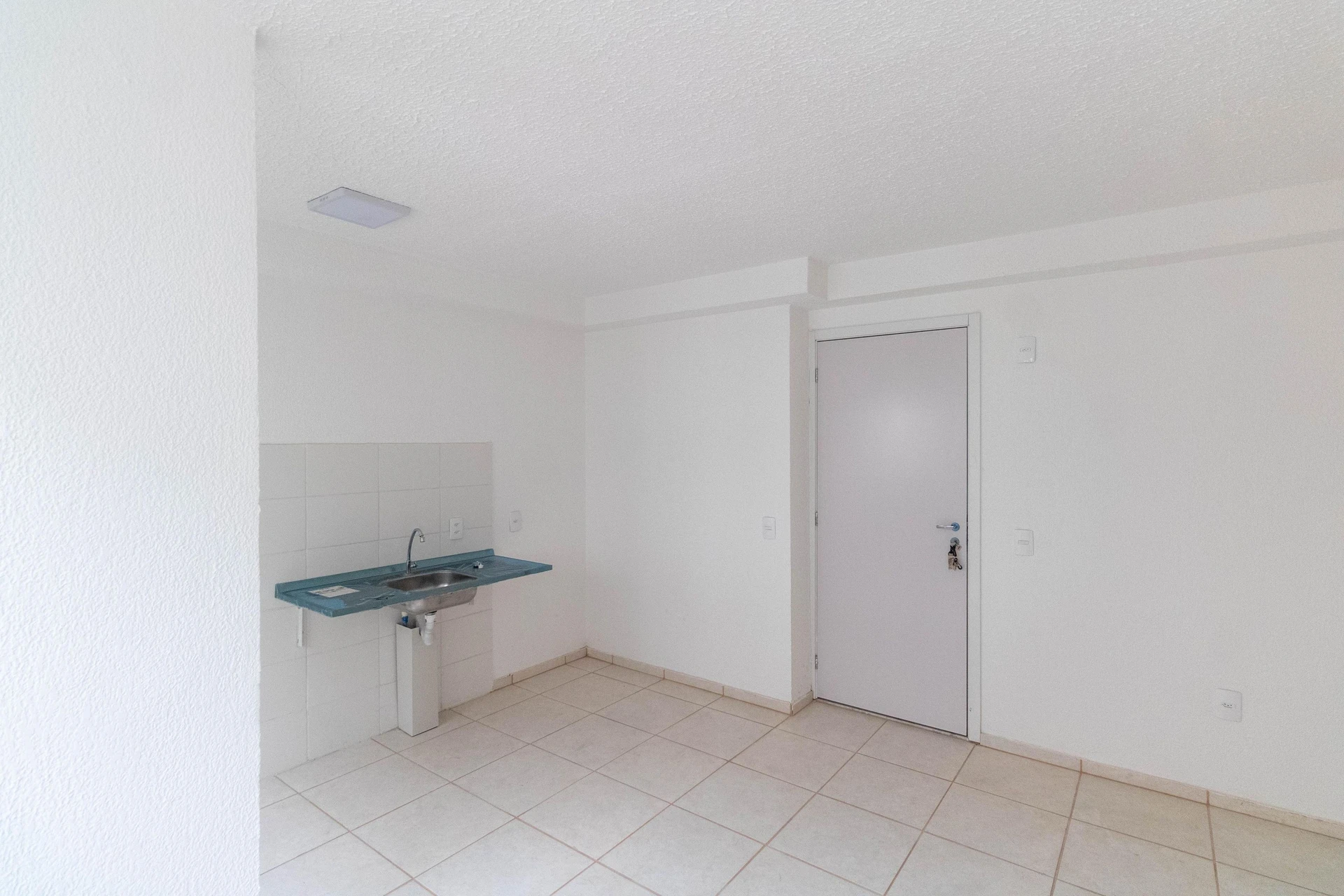 2-bedroom apartment in a building with a gym — photo 7